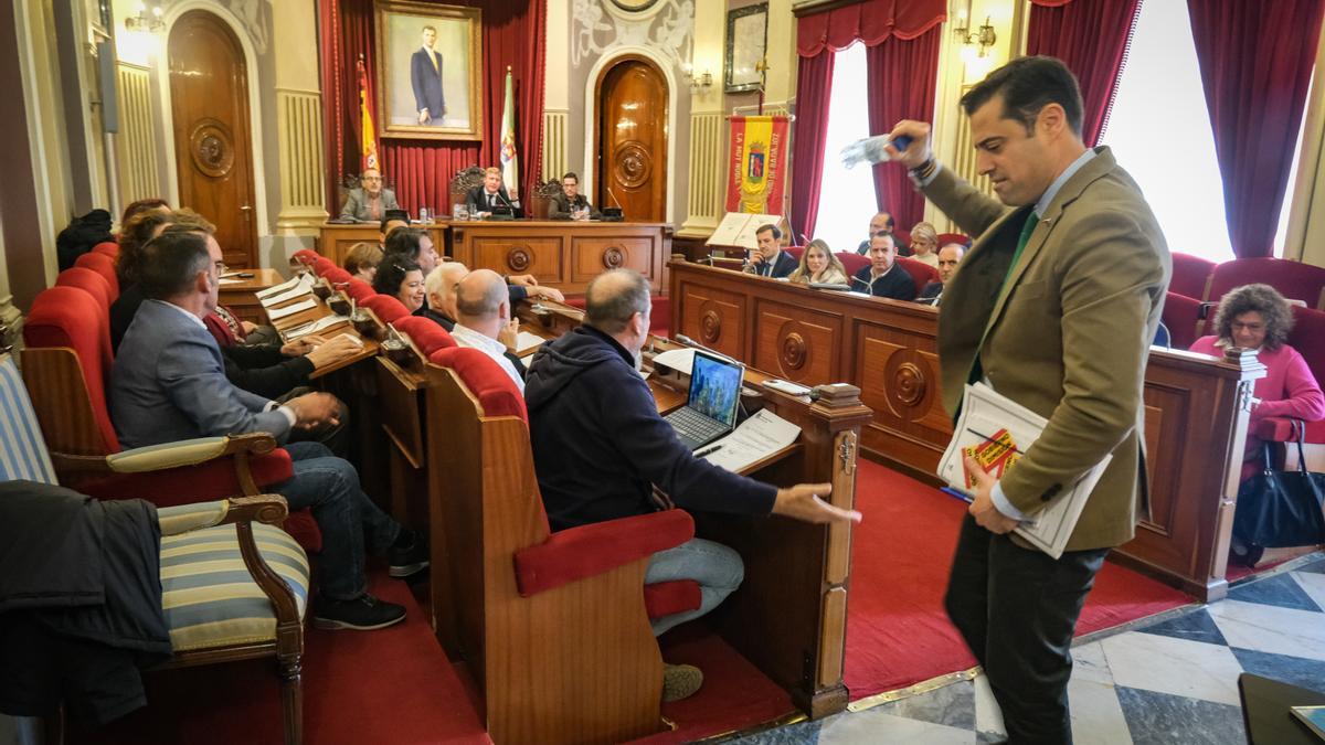 Alejandro Vélez abandona el pleno en plena bronca con el PSOE.
