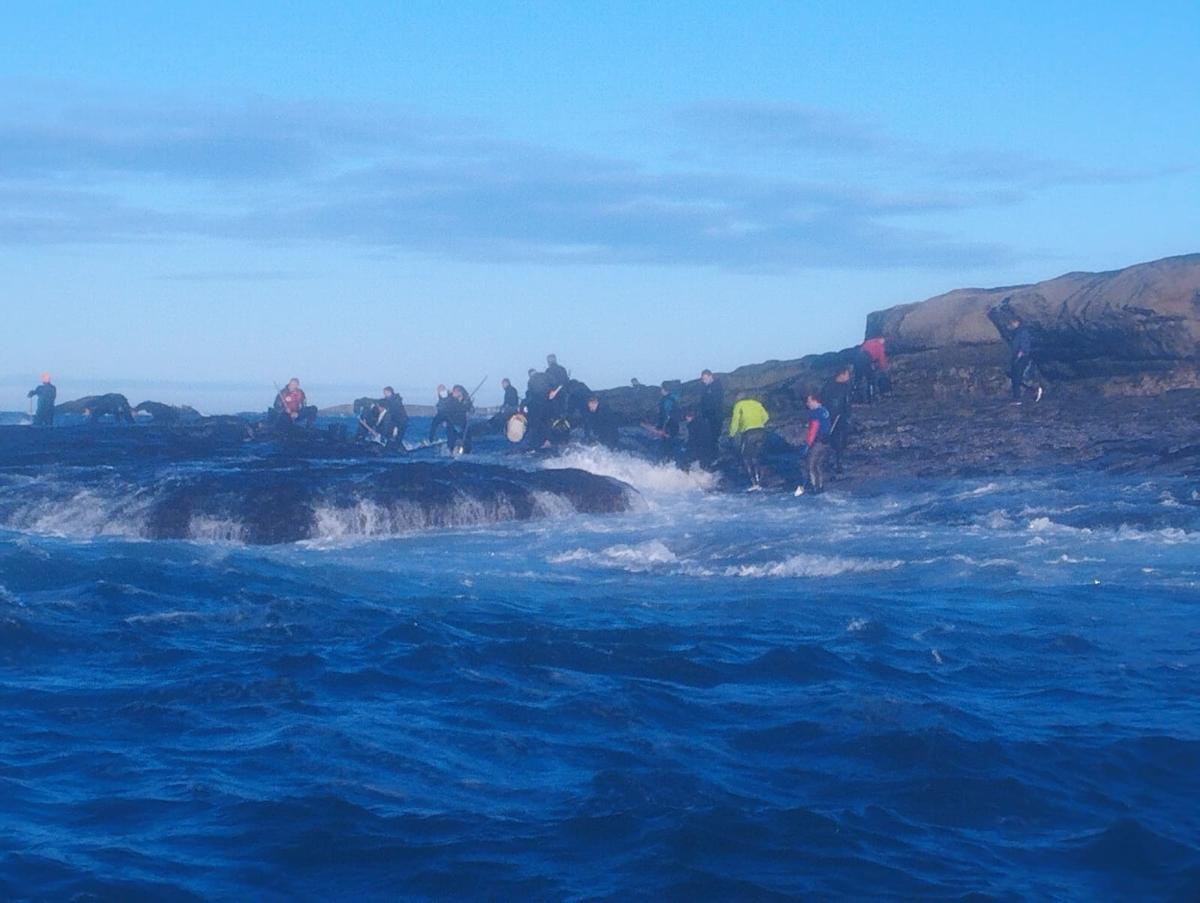 Algunas zonas del litoral atlántico en las que hay mejilla amanecieron ayer repletas de bateeiros, en busca de esa cría que necesitan conseguir para encordar sus viveros.