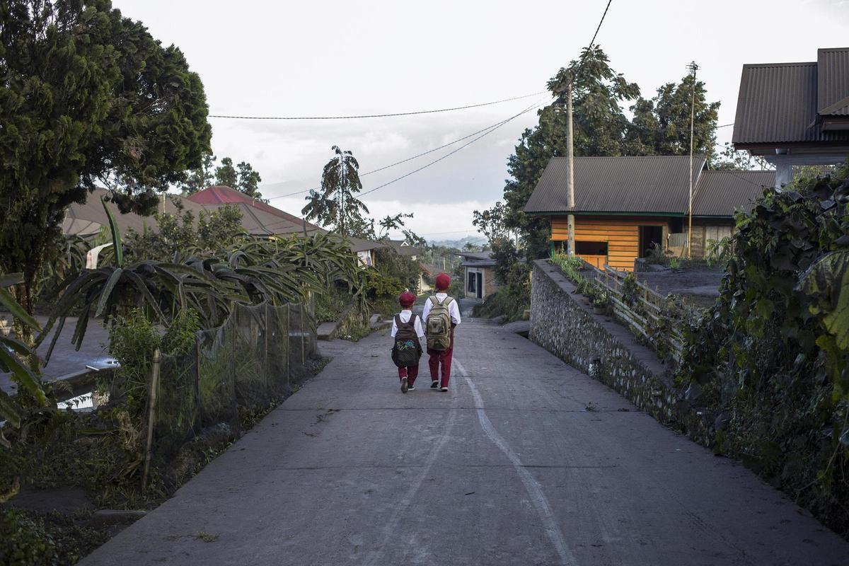 Búsqueda contrarreloj de 12 alpinistas desaparecidos tras la erupción del volcán Marapi, en Indonesia
