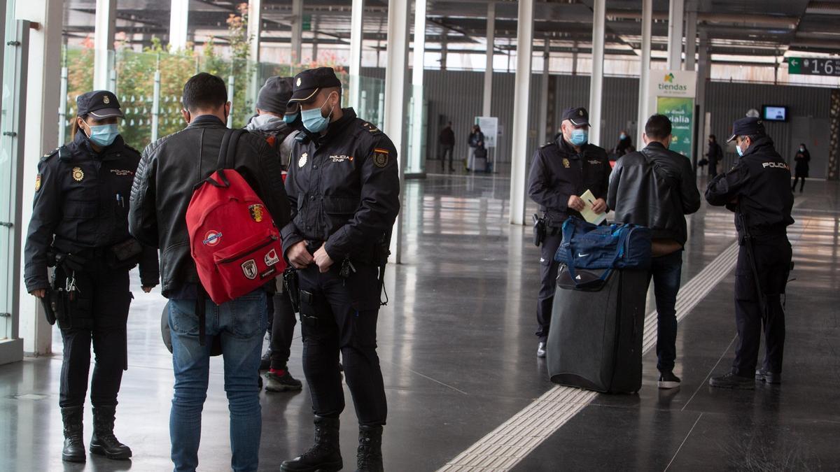 Control de la Policía Nacional en la estación de tren de Alicante