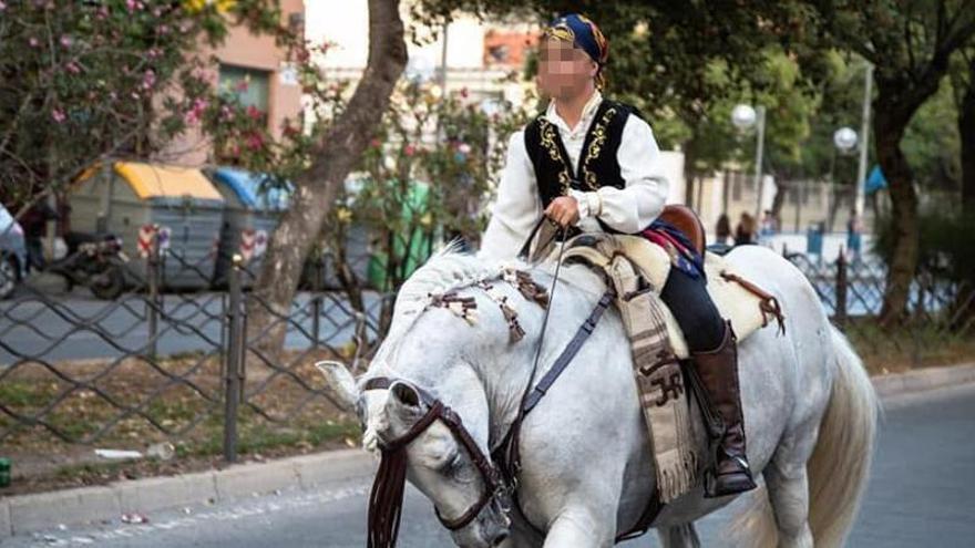 El joven Jairo, a lomos de un caballo durante unas pasadas fiestas de Altozano