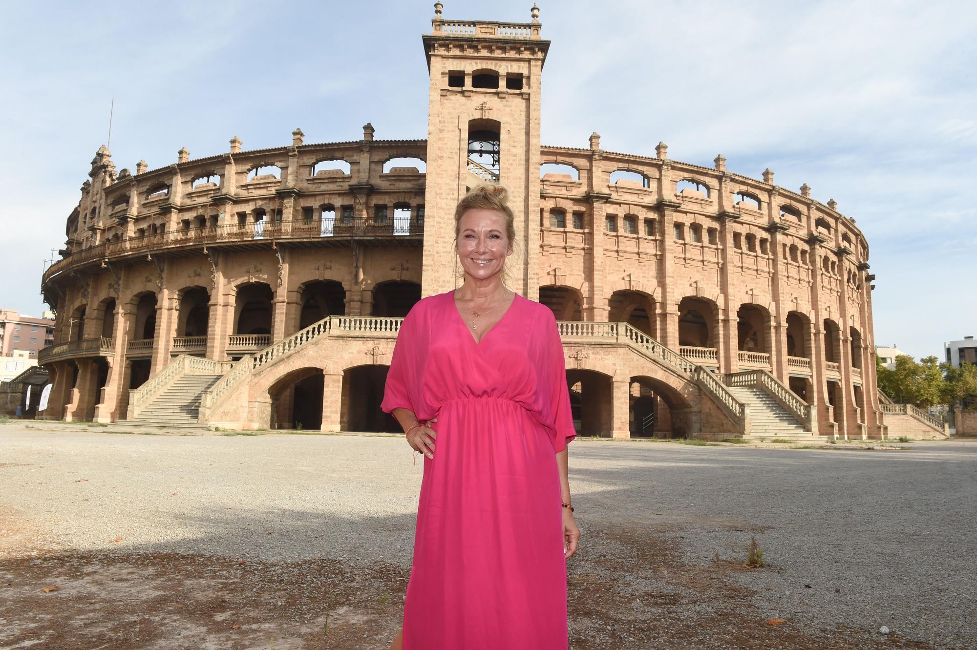 Andrea Kiewel vor dem Coliseo Balear