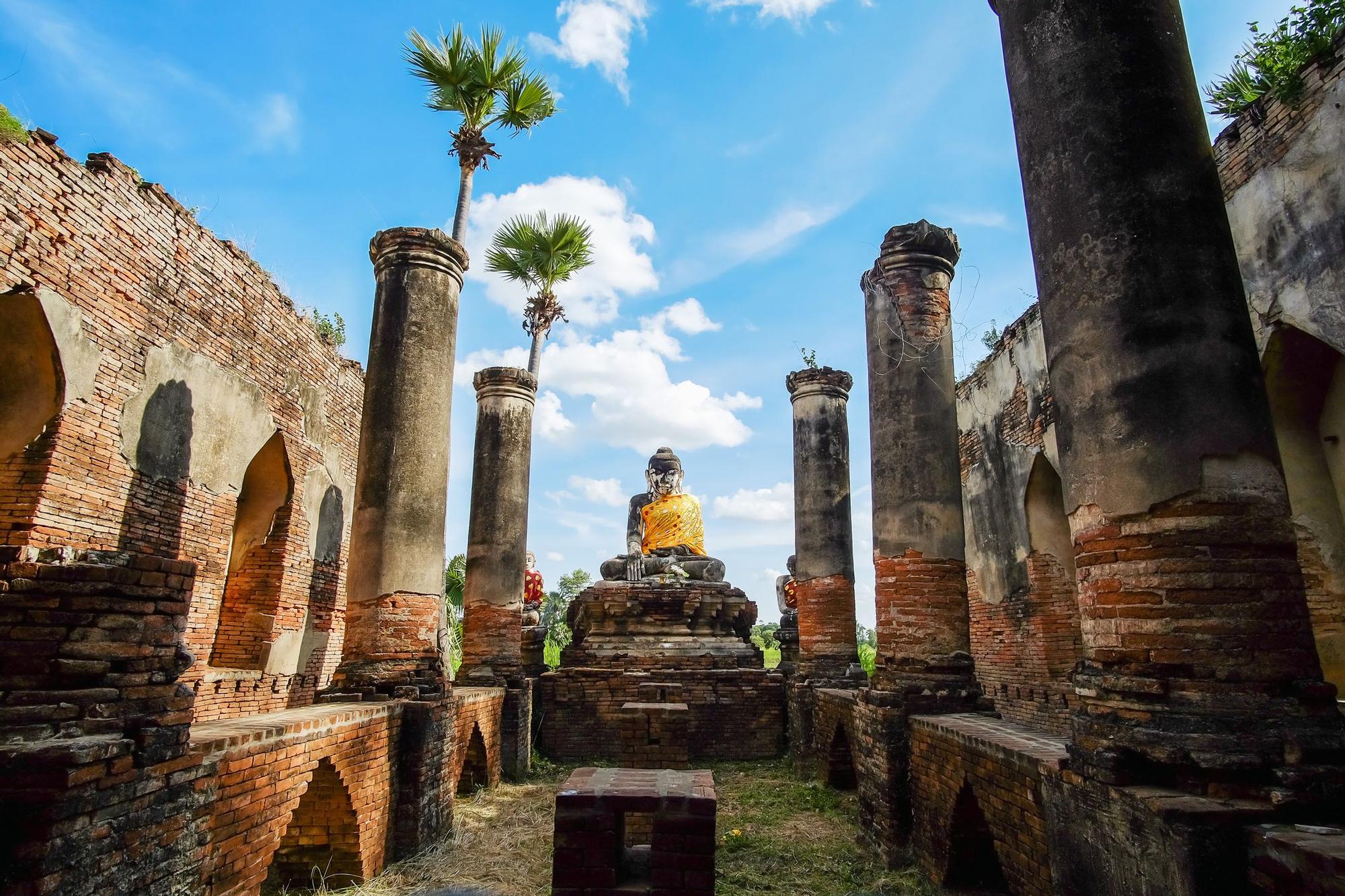Buda entre las ruinas de Ava.