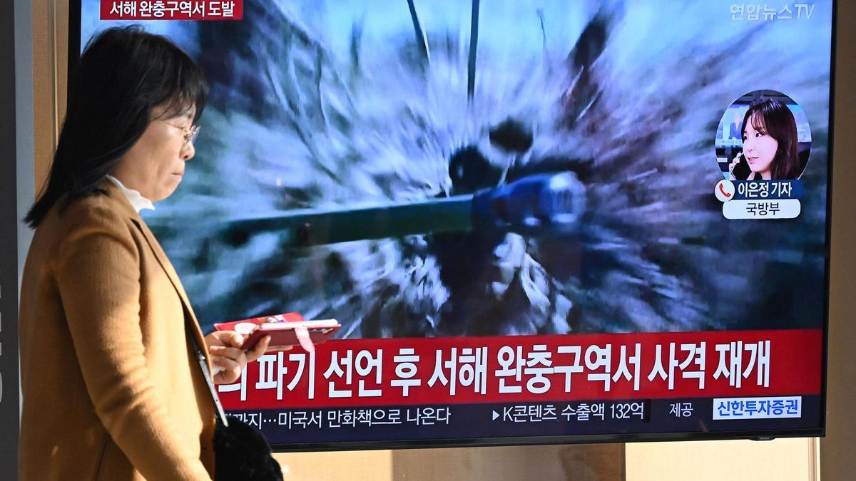 Seúl responde con maniobras de fuego real a un ensayo de artillería de Corea del Norte