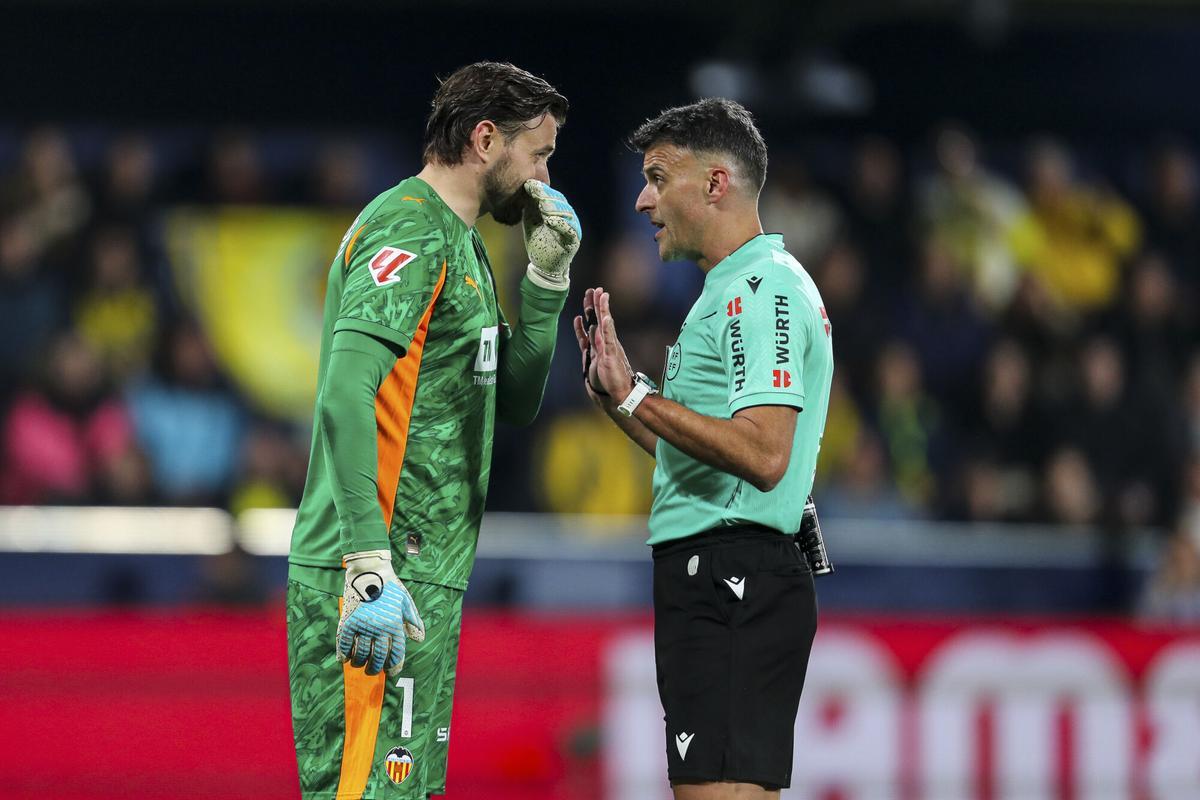 VALENCIA CF: Julen Agirrezabala vuelve tras su lesión en el Valencia CF ...