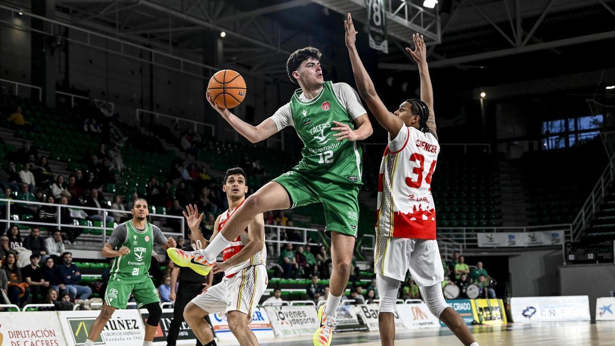 Pol Campeny, del Cáceres Patrimonio, pasa el balón en el aire durante un partido.