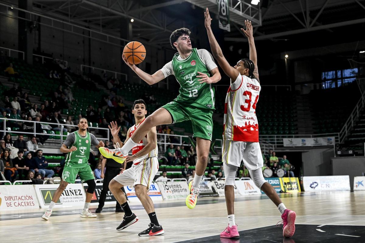 Pol Campeny pasa el balón en el aire.