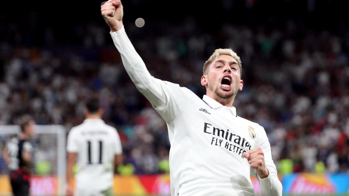 El delantero del Real Madrid Federico Valverde  celebra su gol durante el partido correspondiente al grupo F de la Liga de Campeones de la UEFA que Real Madrid y RB Leipzig disputan este miércoles en el Santiago Bernabéu, en Madrid