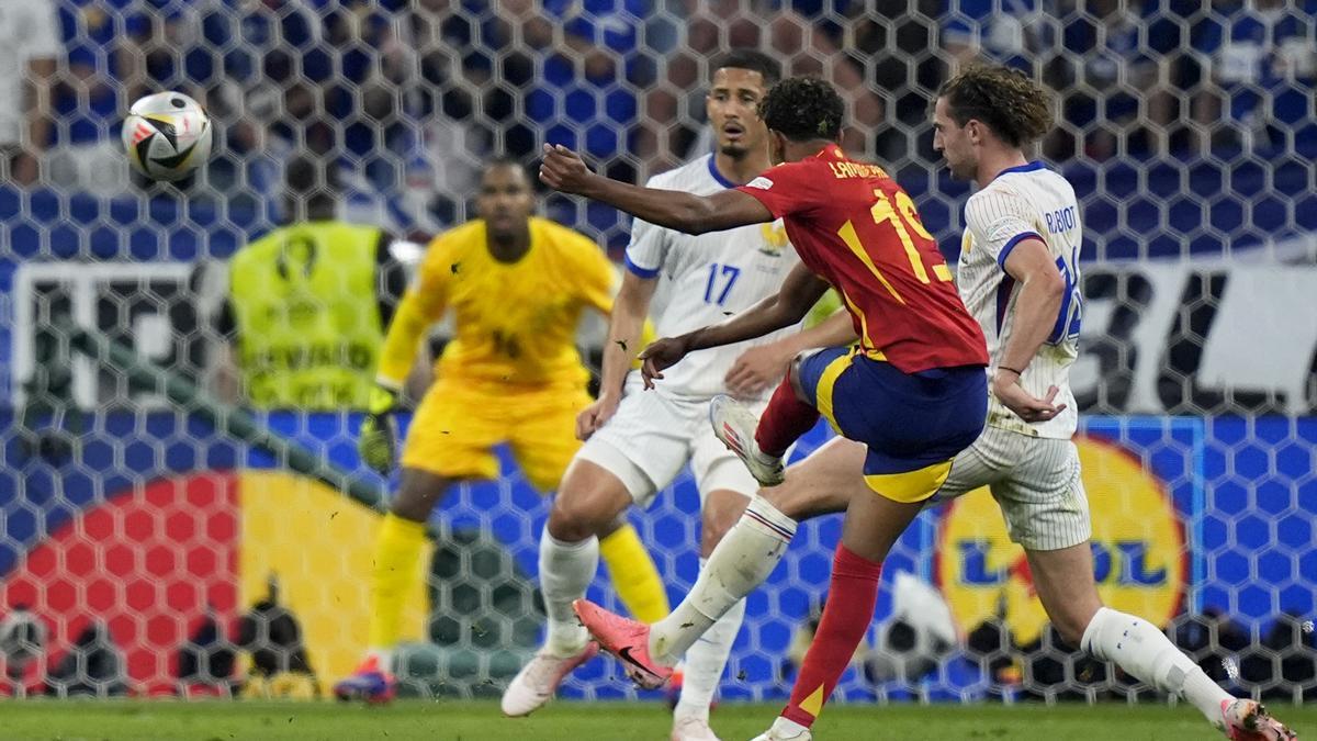 Lamine Yamal dispara en la jugada del primer gol español ante Francia en la semifinal