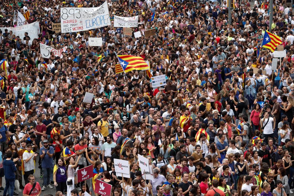 Multitudinaria concentración en Barcelona en protesta por las cargas del 1-O