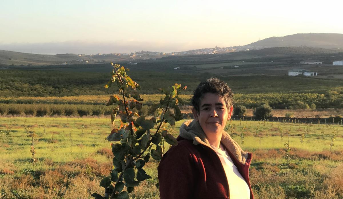 La agricultora Petri Monge, en su cultivo de pistachos.
