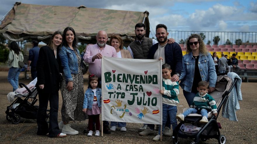 Regreso de las tropas extremeñas: &quot;Me perdí el primer cumpleaños de mi hija, pero mereció la pena&quot;