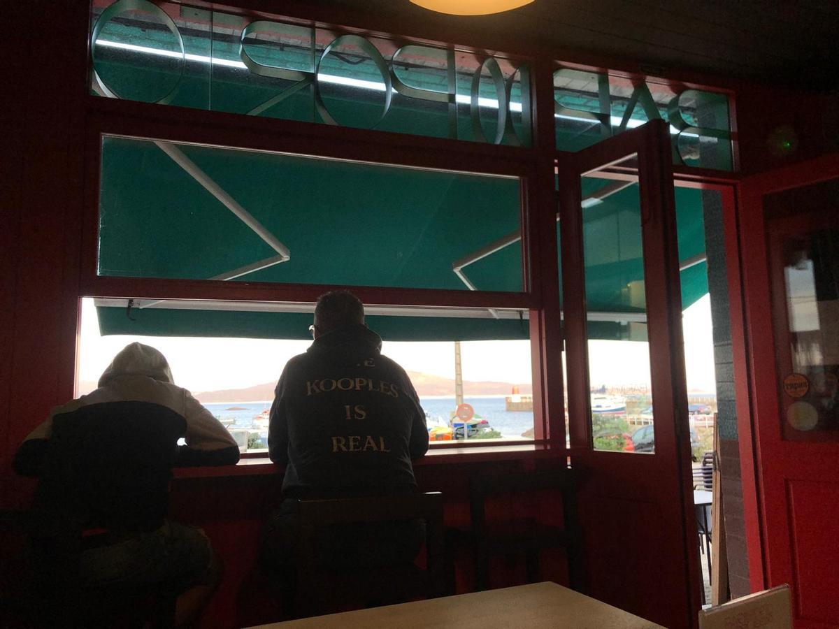 Una imagen desde el interior del Bar do Porto de Corrubedo, desde donde se pueden admirar las vistas del Parque Natural con las dunas