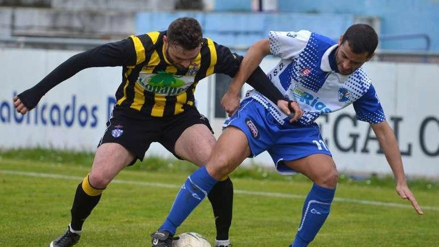 Dos jugadores pugnan por el balón, ayer en Baltar. // Gustavo Santos