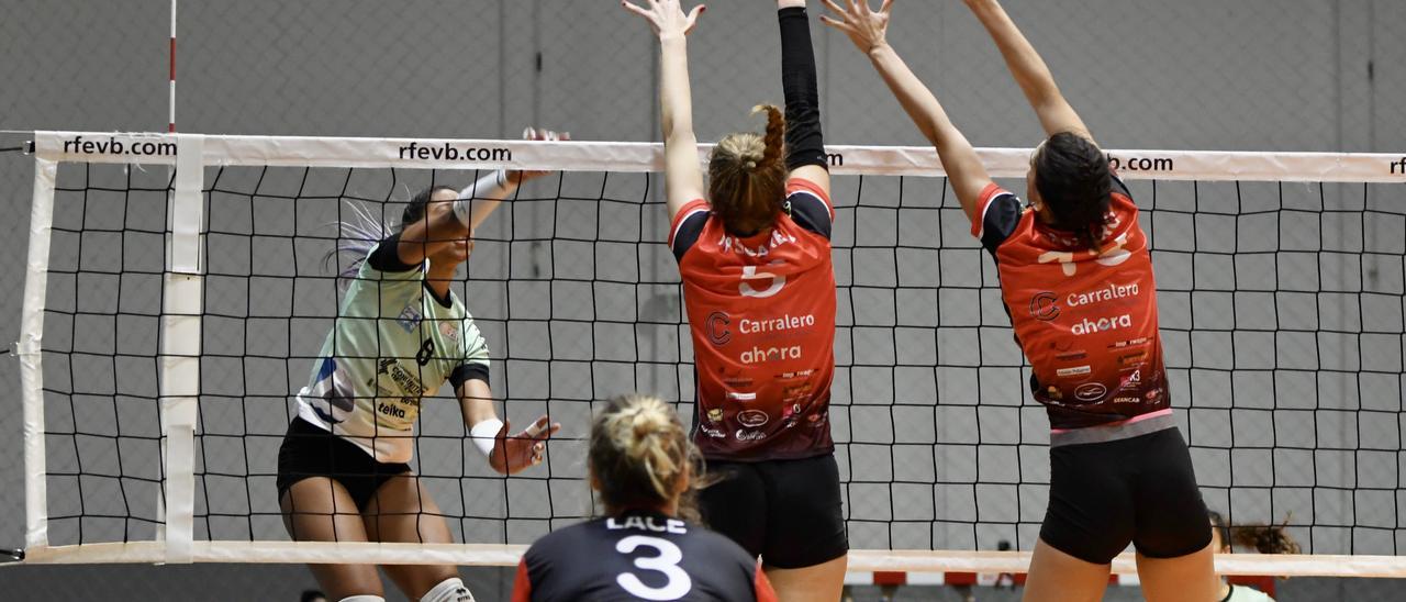 Las chicas del Xàtiva Voleibol en un partido de la pasada temporada.