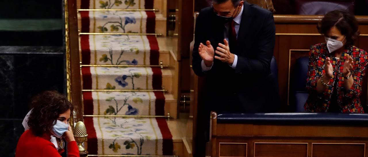 Montero recibe el aplauso de Pedro Sánchez tras exponer en el Congreso los Presupuestos del Estado. / Ballesteros