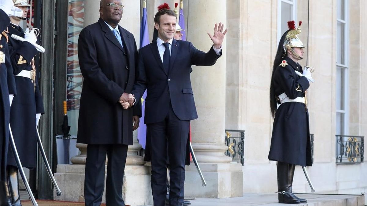 Macron recibe al presidente de Burkina Faso, Christian Kabore, en París.