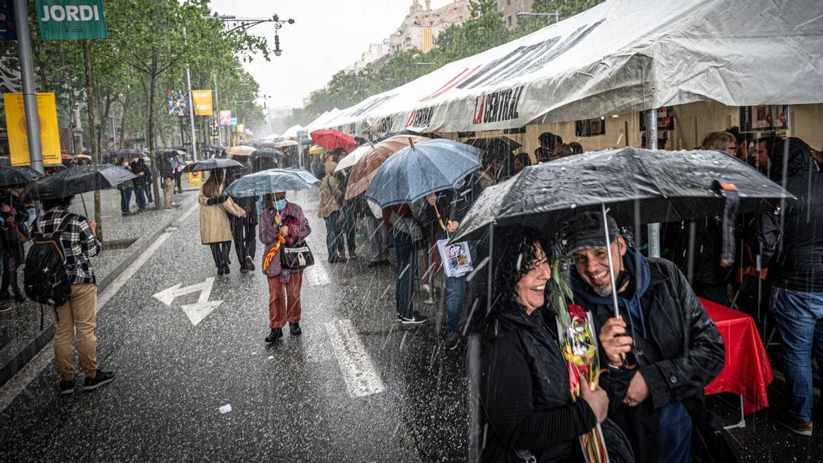 Una tormenta irrumpe en la 'superilla' de Sant Jordi en Barcelona