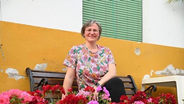 Mercedes López, presidenta de la AVV Cañero, cuya cruz ganó el primer premio en 2022.