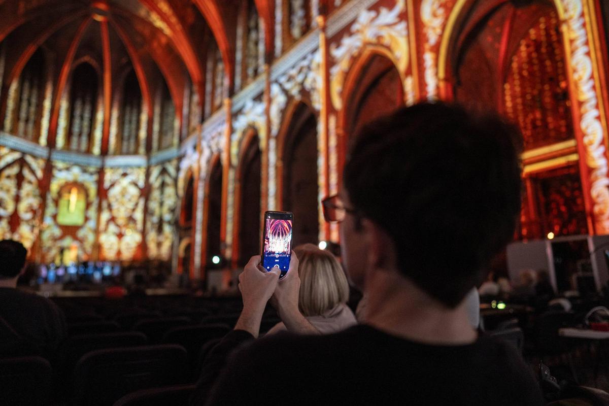 ‘LUMINISCENCE’, un espectáculo inmersivo de luz y música en Santa Maria del Pi