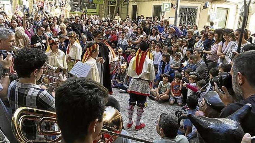 Antes de que den comienzo las Fires i Festes de Manacor, es primero el turno de los Moretons de Sant Domingo.