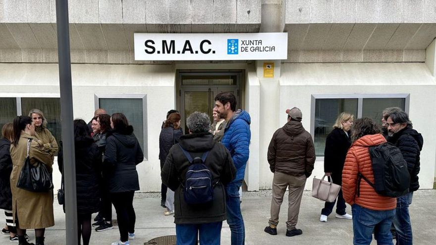 Trabajadores de Atento, ayer, ante las dependencias del SMAC.