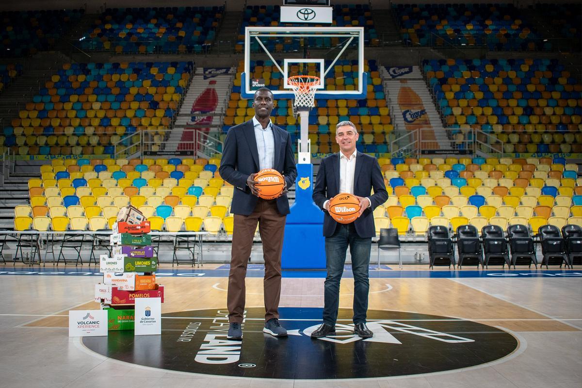 Sitapha Savané, presidente del Granca, posa junto al consejero de Agricultura, Ganadería, Pesca y Soberanía Alimentaria del Gobierno de Canarias, Narvay Quintero.