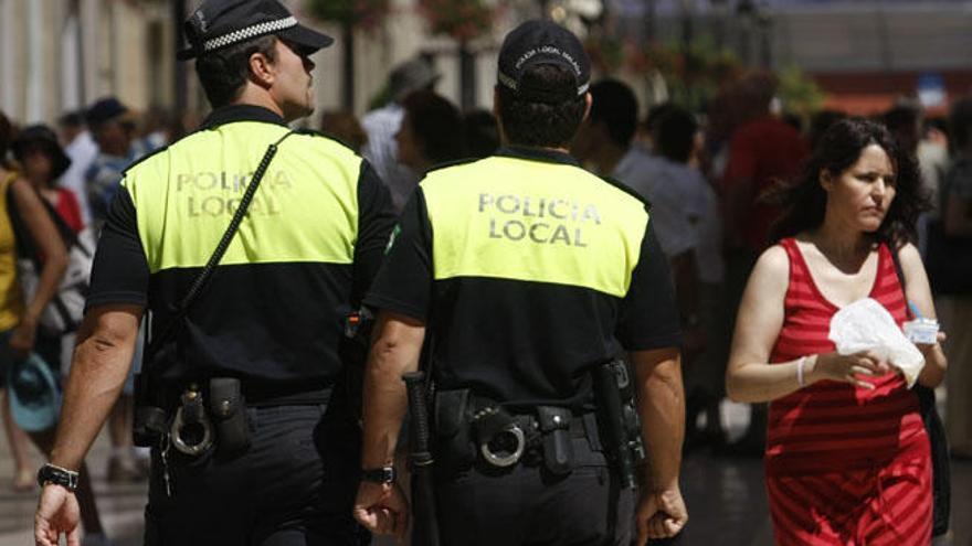 Agentes de la Policía Local patrullando en Málaga.