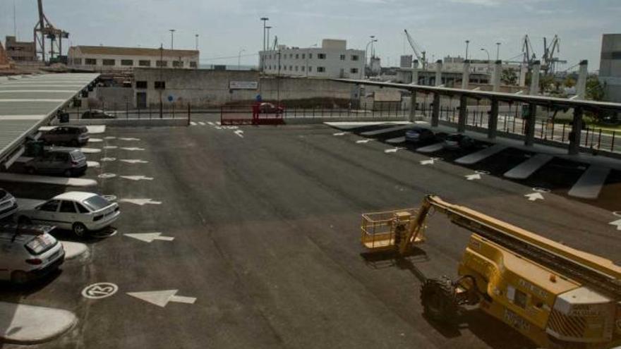 Las dársenas de los autobuses se ubican en la parte trasera del edificio.