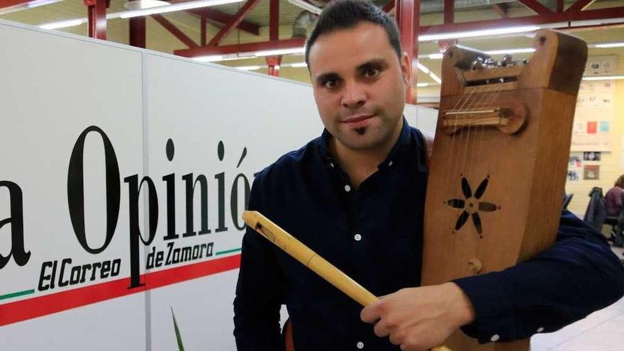 Luis Antonio Pedraza toca &quot;Rebambalancha&quot; en un festival del folk en Sigüenza