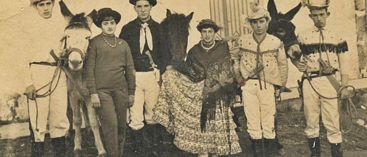 Rancho de Entroido de A Feira a mediados del siglo XX.   | // D.P.