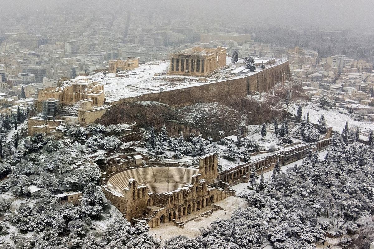 La acrópolis de Atenas, bajo un manto de nieve