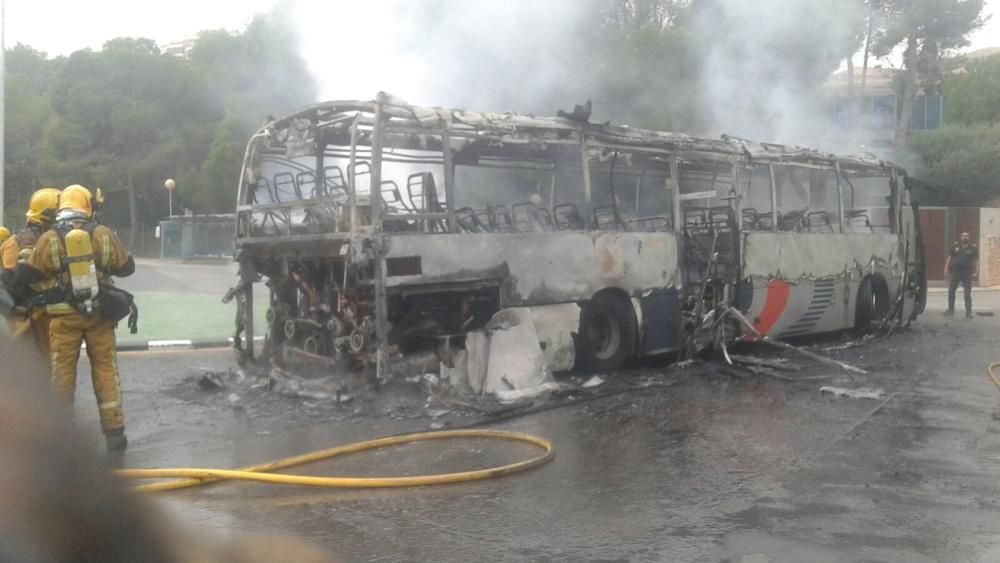 Un autobús arde en Campoamor