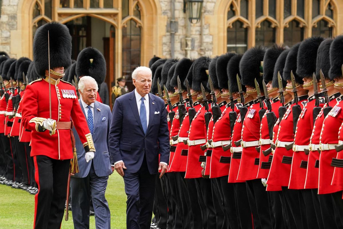 El presidente de los Estados Unidos, Joe Biden, es recibido por el rey Carlos III de Gran Bretaña durante una ceremonia de bienvenida en el Castillo de Windsor