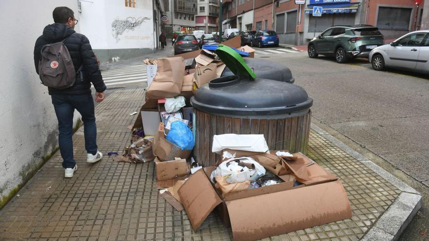 Basura acumulada junto a unos contenedores soterrados en la calle San Diego. | // CARLOS PARDELLAS