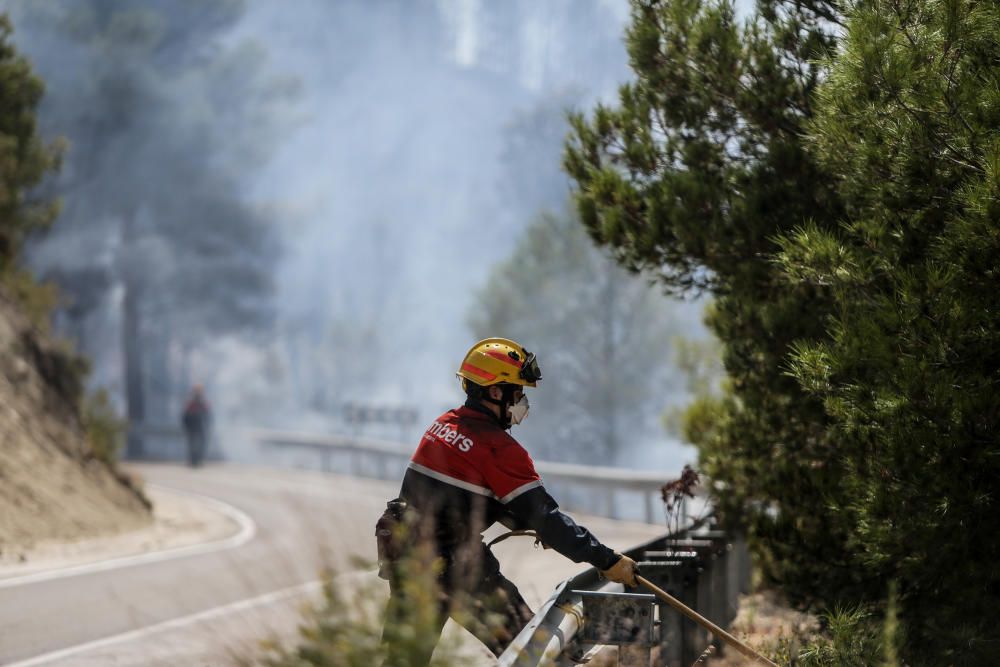 Los bomberos luchan contra el fuego en Guadalest