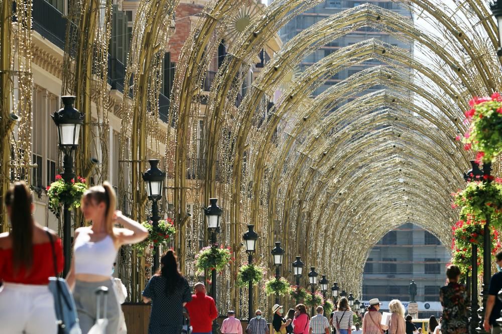 Continúa el montaje de las luces de Navidad de la calle Larios