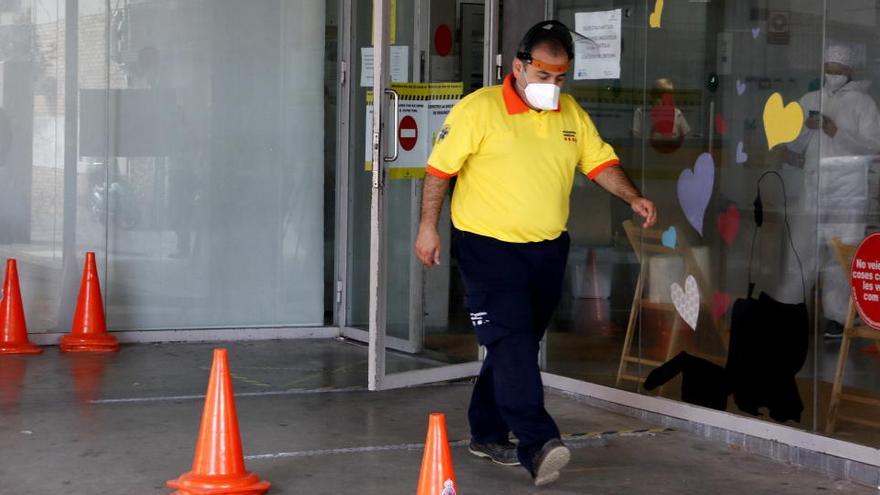 Un sanitari del SEM sortint d&#039;un centre cívic de Lleida on es fan proves massives PCR |