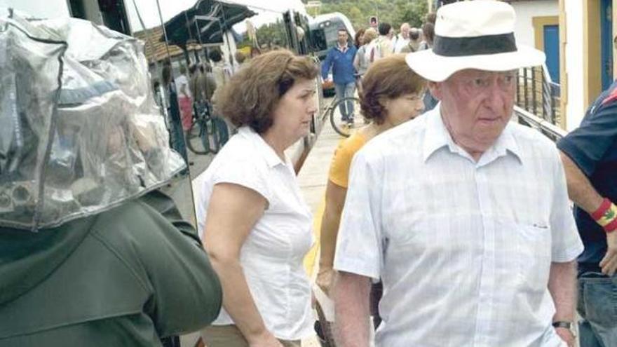 Viajeros bajan del «trenet» a su paso por Calp.