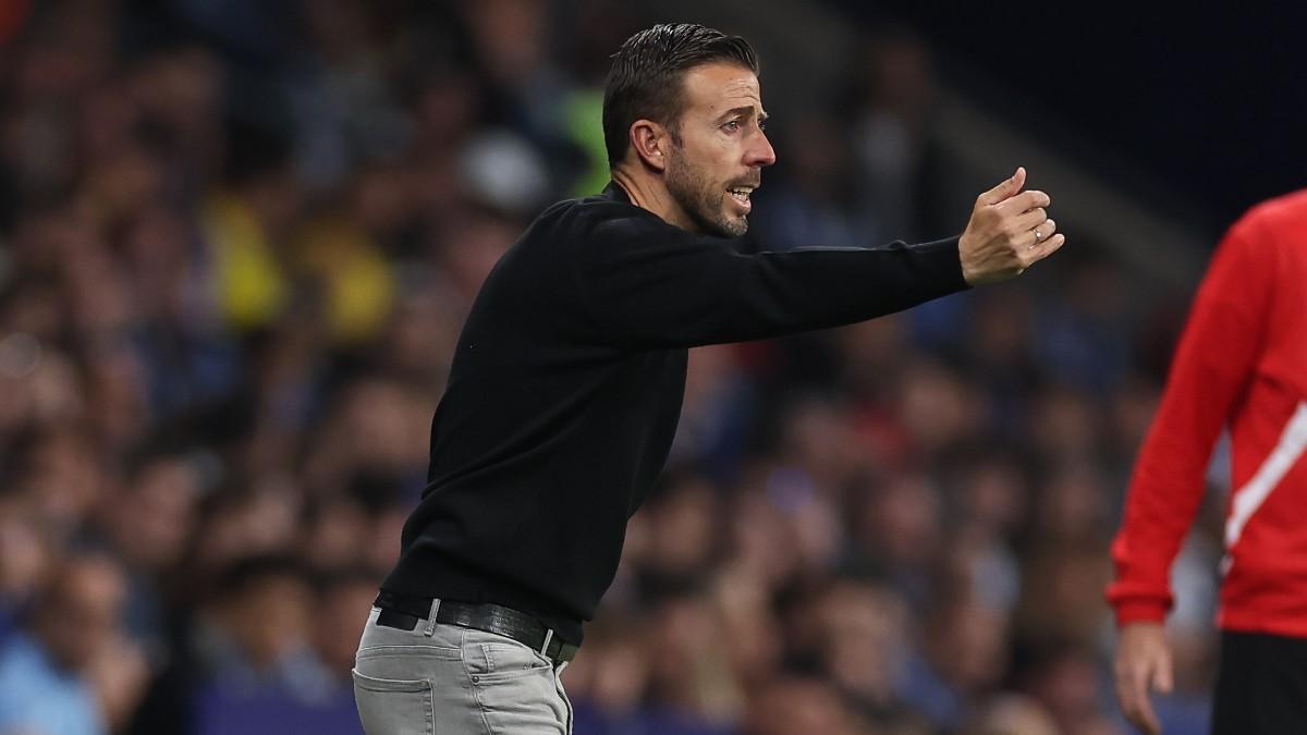 Luis García dando instrucciones durante el partido
