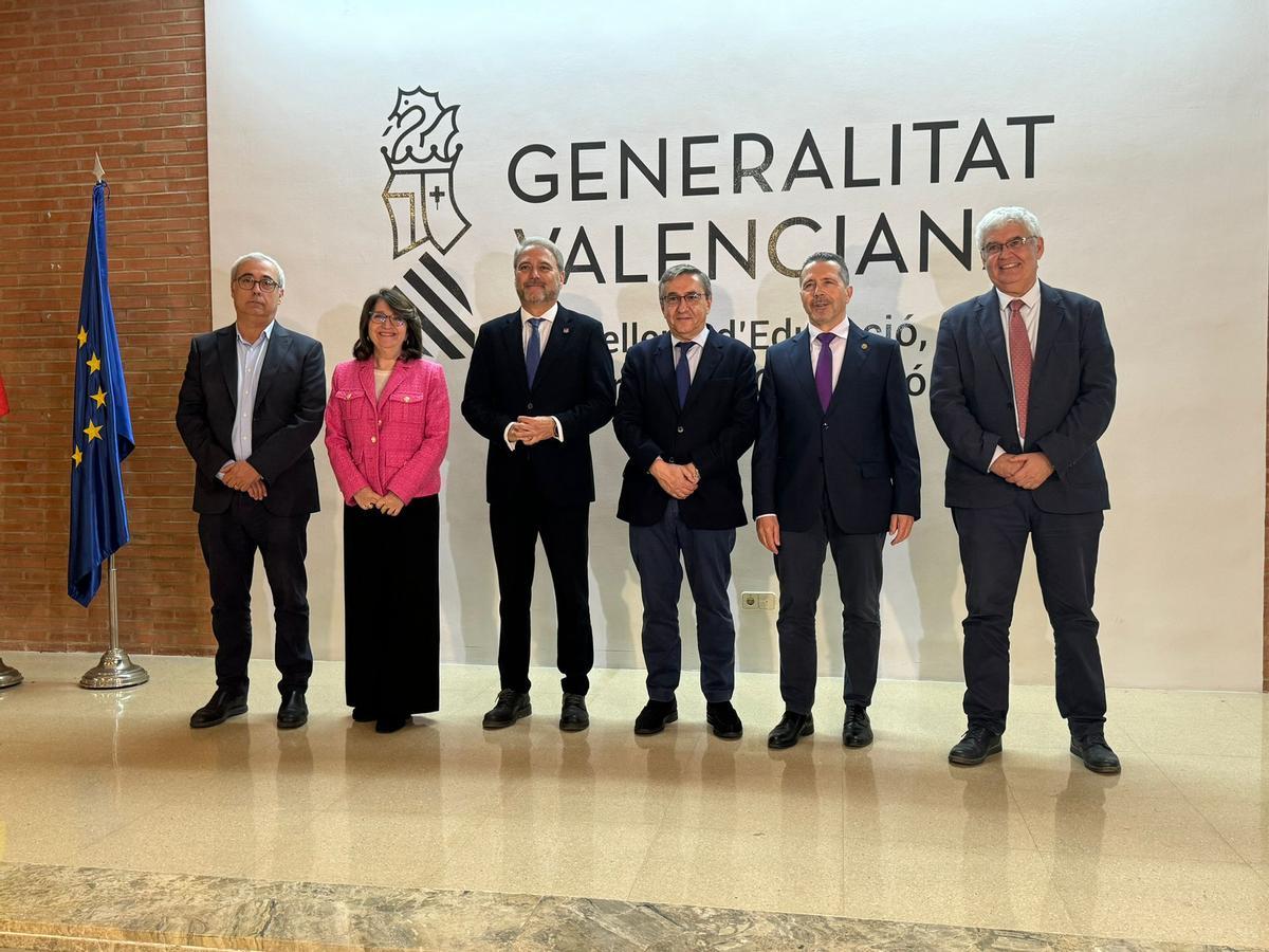 Rectores, vicerrectores y conseller, ayer, con el director del informe del IVIE, en València.