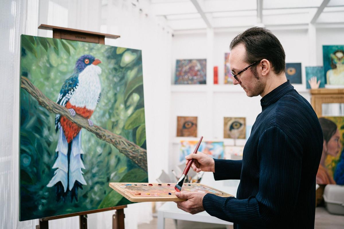 El pintor Elías Salas desarrollando una de sus obras.