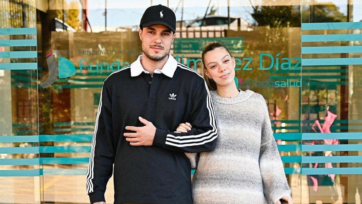 Carlo Costanzia y Alejandra Rubio a las puertas del hospital.