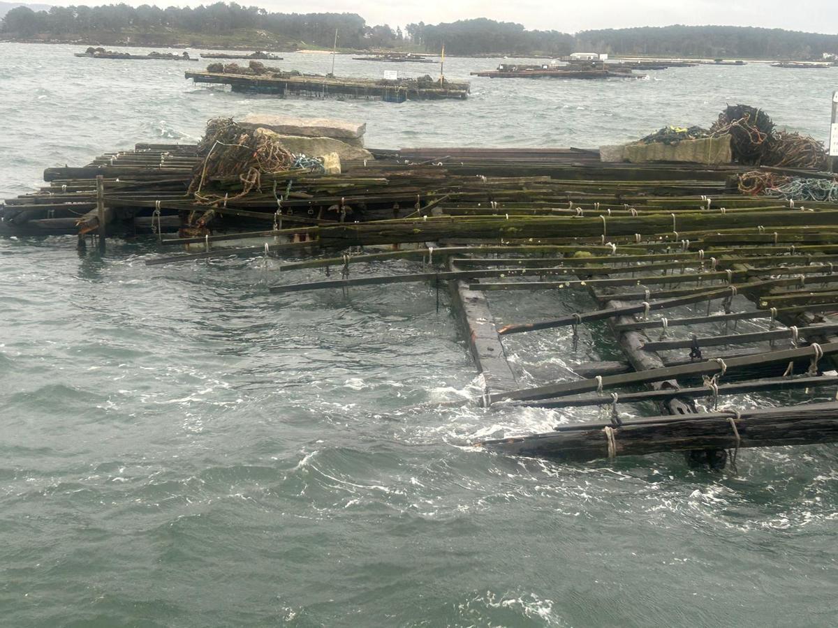 Una batea destrozada en O Grove.