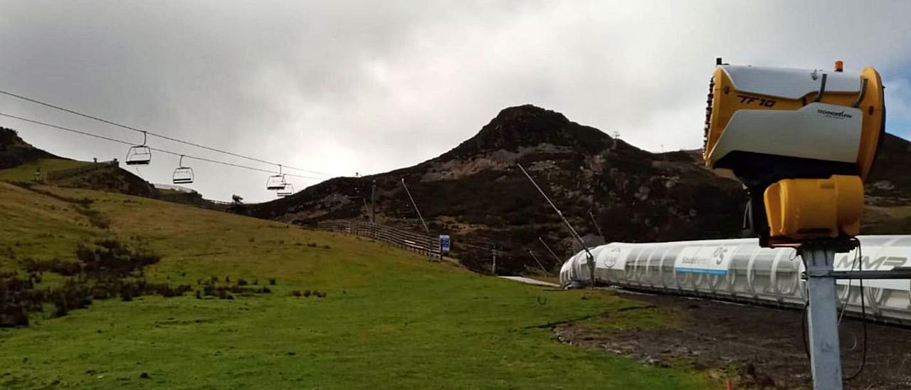 La estación de esquí de Valgrande-Pajares luce este fin de semana aún sin la presencia de la nieve. Las pistas se muestran de momento verdes, si bien días atrás aparecieron cubiertas por un fino manto de nieve.