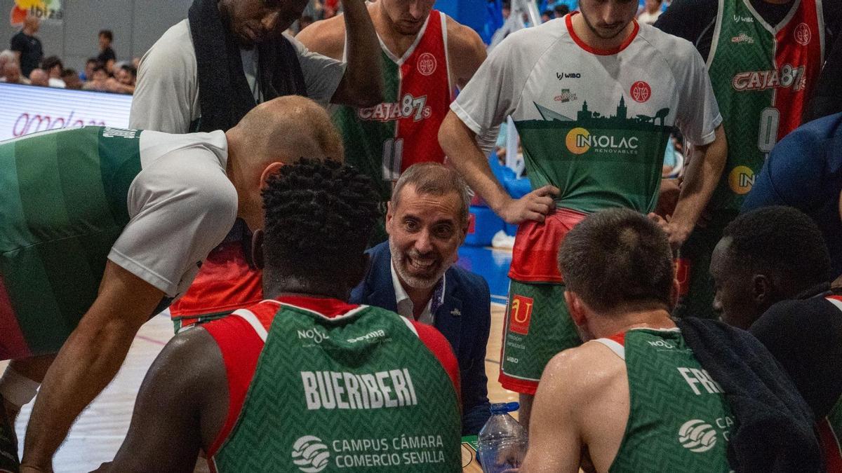 Adriá Alonso, entrenador del Caja 87, da una charla a sus jugadores durante el Sant Antoni-Caja 87 del pasado sábado.