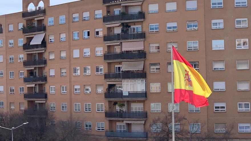 Una nueva bandera ondea en la avenida Sinforiano Madroñero de Badajoz