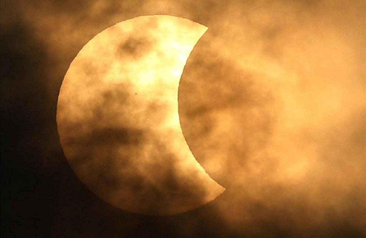 Vista de un eclipse parcial de sol en Bangkok, Tailandia. 