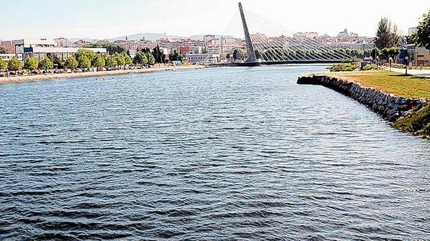 El río Lérez, principal fuente de abastecimiento de Pontevedra, a su paso por la capital.