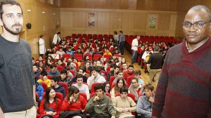 Alejandro García y Crispín Kebeya, a la derecha, antes de su charla en el Codema.